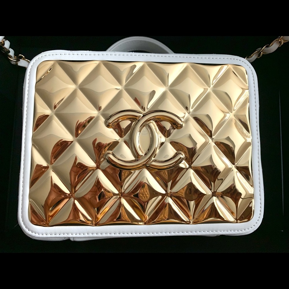 Brand New CHANEL
Lambskin Metal Quilted Vanity Case With Chain White Gold